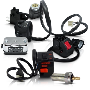 Varias unidades de interruptores y accesorios para motocicletas con cables y botones.